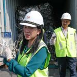 La ministra malasia muestra un ejemplo de basura plástica de Estadous Unidos en Port Klang, Malasia/ AP
