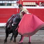 Manzanares torea por alto a uno de sus ejemplares de El Pilar en la cuarta de abono