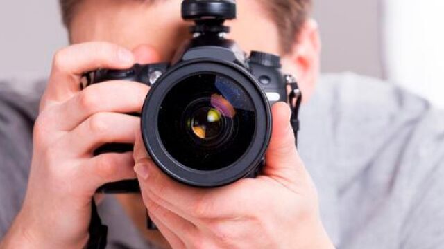 Un fotógrafo durante una sesión.