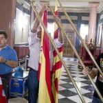 El Gobierno tiene la difícil tarea de contentar a las comunidades. En la imagen, preparativos de la Conferencia de Presidentes Autonómicos de 2012