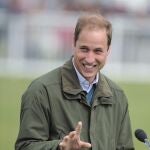 El príncipe Guillermo de Cambridge ofrece un discurso durante su visita a una feria en Anglesey (Reino Unido) hoy, miércoles 14 de agosto de 2013. La feria de Anglesey es el evento agrícola más grande en el norte de Gales que atrae a cerca de 56.000 personas.