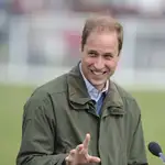 El príncipe Guillermo de Cambridge ofrece un discurso durante su visita a una feria en Anglesey (Reino Unido) hoy, miércoles 14 de agosto de 2013. La feria de Anglesey es el evento agrícola más grande en el norte de Gales que atrae a cerca de 56.000 personas.