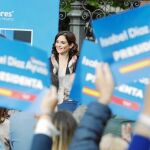 La candidata del PP, Isabel Díaz Ayuso, ayer, en un acto en la Plaza de Chamberí
