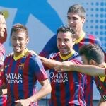 Neymar y Xavi, con otros compañeros, ayer, en el entrenamiento del Barcelona. Los azulgrana trabajaron con el uniforme oficial