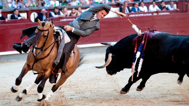 Martín Burgos pone una banderilla al violín: EFE