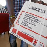 En la imagen, uno de los paquetes de higiene que Cruz Roja reparte a personas en riesgo de exclusión