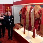 El presidente de la Junta durante su visita al Museo de la Colegiata de Covarrubias, en Burgos, donde estuvo acompañado por la consejera de Cultura y Turismo, María Josefa García Cirac, entre otras autoridades