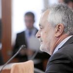 El senador y ex presidente de la Junta, José Antonio Griñán, ayer en el Parlamento
