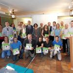Antonio Silván y Alicia García, junto al presidente de la Diputación de Ávila, Agustín González, y el subdelegado del Gobierno, José Luis Rivas, en el Parador de Gredos, en Ávila con algunos de los distinguidos con la Carta Europea de Turismo Sostenible