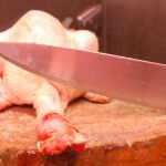 Un pollo, listo para ser vendido en una pollería / Jesús G. Feria