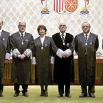López (1º izda.), Xiol (2º izda.), Martínez-Vares (2º dcha.) y González-Trevijano (1º dcha.) tomaron posesión como nuevos magistrados del TC ayer por la tarde, mientras que Francisco José Hernando (centro) se convirtió en presidente en funciones.