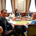 Primera reunión, ayer. entre las delegaciones nacionales del PP y de Vox que negociarán los posibles acuerdos de gobierno tras las elecciones autonómicas y municipales