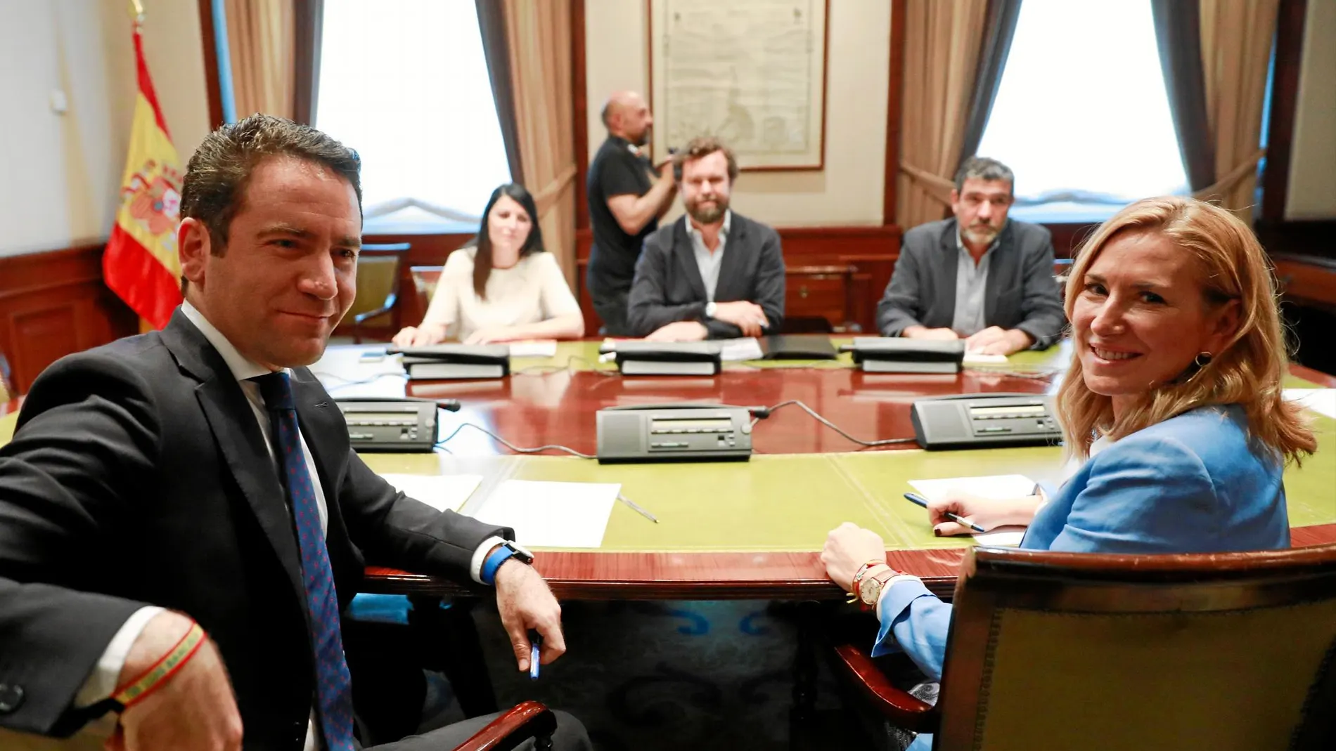 Primera reunión, ayer. entre las delegaciones nacionales del PP y de Vox que negociarán los posibles acuerdos de gobierno tras las elecciones autonómicas y municipales