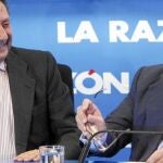 El ministro de Agricultura, Alimentación y Medio Ambiente sonríe ante un comentario de Alfonso Ussía, moderador de «LA RAZÓN de...» que tuvo lugar ayer en el periódico