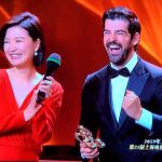 Miguel Ángel Muñoz recogiendo el premio en el Festival Internacional de Shanghai
