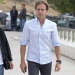 La extenista Arantxa Sánchez Vicario y su marido, a su llegada al tanatorio de Sant Gervasi de Barcelona para asistir al funeral del aventurero y presentador de televisión Álvaro Bultó