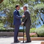 El presidente conversa con Don Juan Carlos en los jardines del Palacio de Marivent