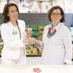 Un momento de la entrega de alimentos a Cáritas Diocesana