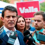 Manuel Valls (c) atiende a los medios