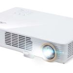 Este proyector mide 30 cm de longitud, tiene un grosor de 6 cm y pesa 2,2 kilos.