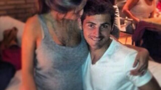 Casillas muestra orgulloso la tripita de Sara Carbonero