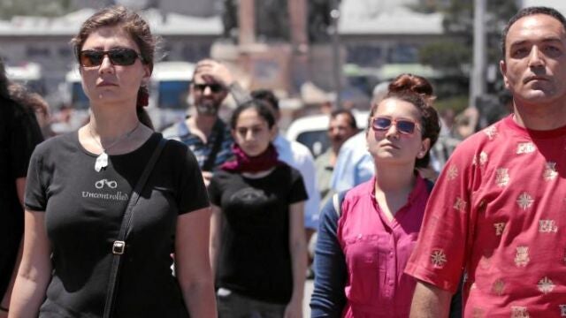 Ciudadanos turcos permanecen de pie en protesta contra el Gobierno