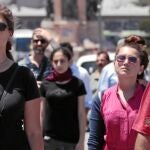 Ciudadanos turcos permanecen de pie en protesta contra el Gobierno