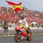 Márquez paseó en Cheste una bandera con historia, la misma que utilizó Crivillé en 1999 y que luego pasó a Alzamora. Emilio la guardó para su pupilo, que la ha utilizado en los tres títulos mundiales que ya tiene