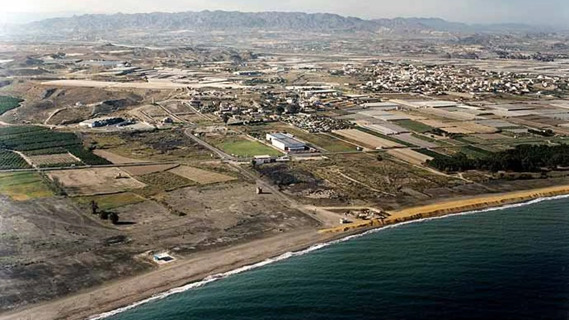Entre los terrenos contaminados citan el caso de Palomares en Almería con presencia de Plutonio-239 y Americio-241.