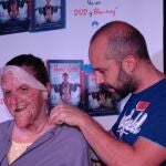 Arturo Balseiro maquillando a un actor.