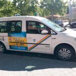 Taxi de Madrid con la banda arcoíris en lugar de la banda roja tradicional