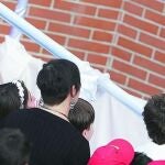El Pontífice, ayer, conversando con un grupo de niños en la parroquia de los Santos Isabel y Zacarías