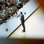 Pedro Sánchez invitó ayer a Pablo Iglesias desde Bruselas a que reflexione sobre el lugar en el que le han colocado los españoles en las urnas