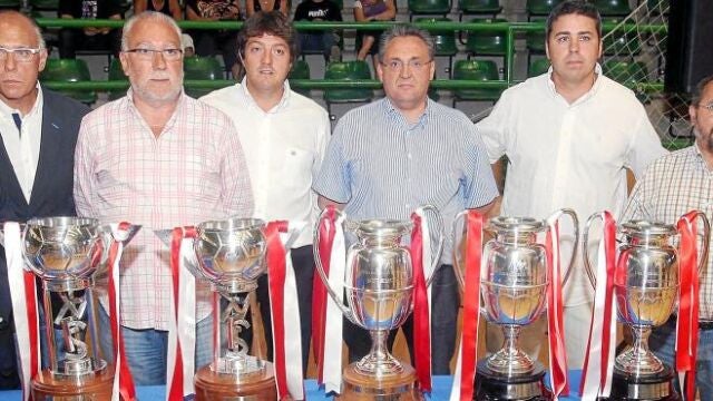 La junta directiva del Caja Segovia con los títulos logrados en sus 32 años de historia