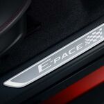 Al abrir la puerta, nos recibe el logo de la bandera a cuadros como nota deportiva del E-Pace.
