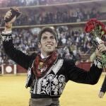 El centauro navarro, feliz, con la única oreja del festejo