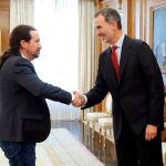 El rey Felipe VI saluda al líder de Podemos, Pablo Iglesias, en el Palacio de la Zarzuela. EFE/Chema Moya***POOL***