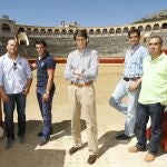 De izquierda a derecha, el picador Tito Sandoval, los banderilleros Fernando Sánchez, David Adalid, Marco Galán y el varilarguero Fernando Sánchez