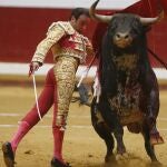 Pase de pecho de Enrique Ponce, en imagen de archivo