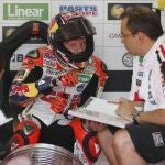 Stefan Bradl, con su equipo en el circuito de Brno