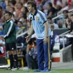 Julen Lopetegui da instrucciiones durante la partido frente a Noruega