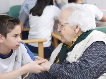 Los niños se reúnen con ancianos para fomentar el cariño hacia los mayores Los niños se reúnen con ancianos para fomentar el cariño hacia los mayores