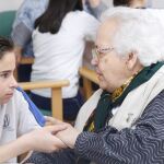 Los ni&ntilde;os se re&uacute;nen con ancianos para fomentar el cari&ntilde;o hacia los mayores