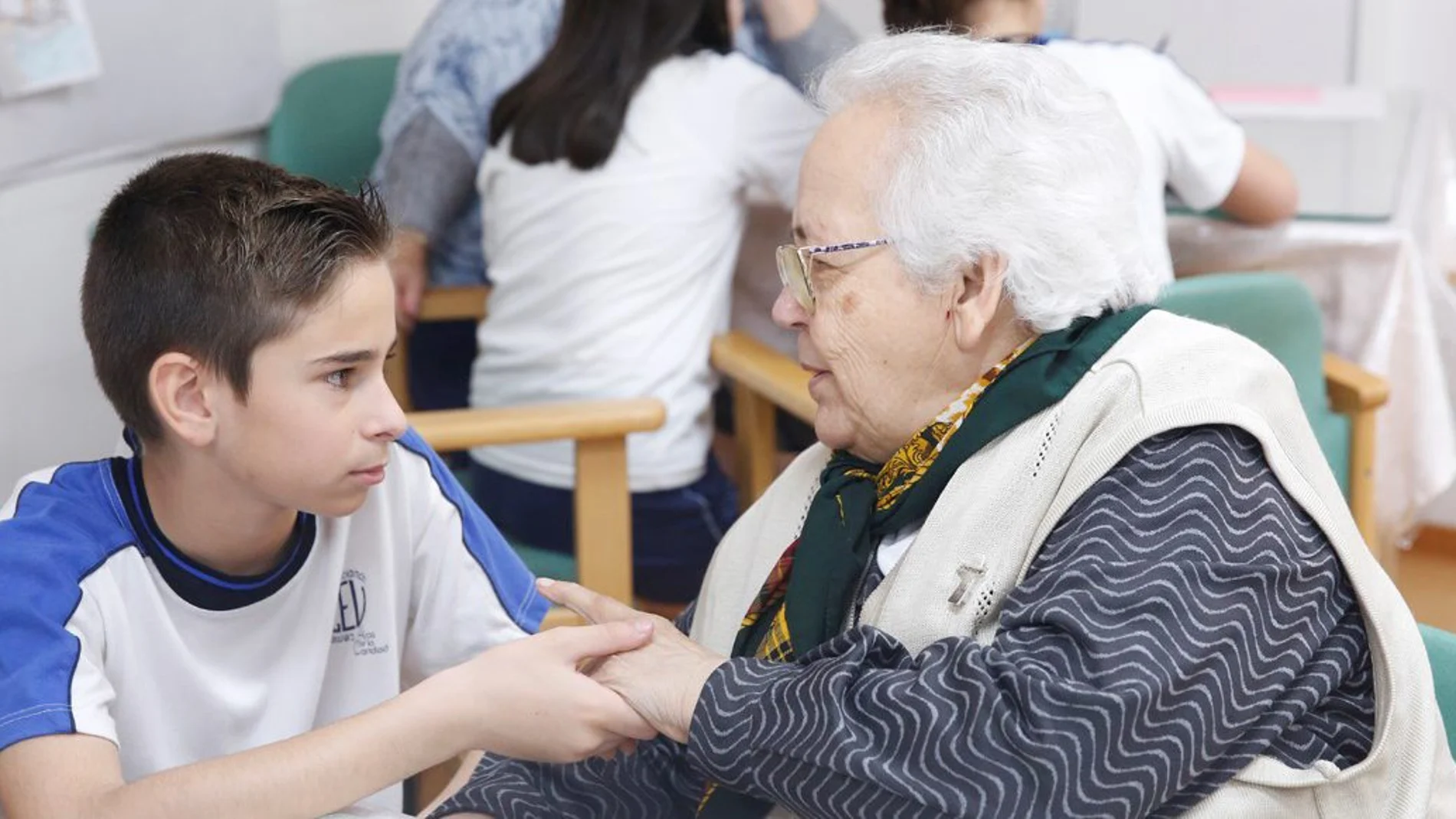 Los niños se reúnen con ancianos para fomentar el cariño hacia los mayores
