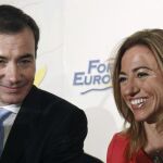 El secretario general de los socialistas de Madrid, Tomás Gómez, junto a la exministra Carme Chacón, que reaparece tras dejar su escaño en el Congreso de los Diputados