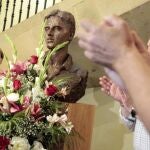 El alcalde de Ermua, el socialista Carlos Totorika (dcha), y otros miembros de la corporación, durante el tradicional homenaje al edil del PP Miguel Ángel Blanco, secuestrado y asesinado por ETA en 1997, que celebra el Ayuntamiento de la localidad