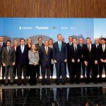 El Rey Felipe VI (c), acompañado por el presidente autonómico Ximo Puig (c-d), el presidente de la CEOE Antonio Garamendi (3i) y autoridades políticas y miembros de la CEV (Confederación Empresarial Valenciana), en el acto de conmemoración del 40+1 aniversario de la CEV
