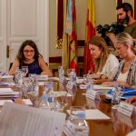 La vicepresidenta Oltra presidiendo la comisión contra la violencia de género en el Palau dels Catalá en una imagen de archivo