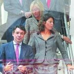Ignacio González junto a sus consejeros tras jurar el cargo como presidente el año pasado