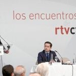 José Manuel Soria interviene el Palacio de la Merced. A su lado, Eduardo Álvarez, director general de RTVCyL, que moderó el acto, y Enrique García Candelas, del Banco Santander, principal patrocinador del encuentro